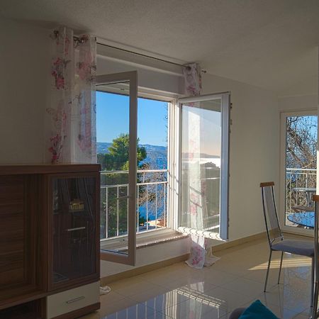 Apartments Sara & Nina Омиш Экстерьер фото