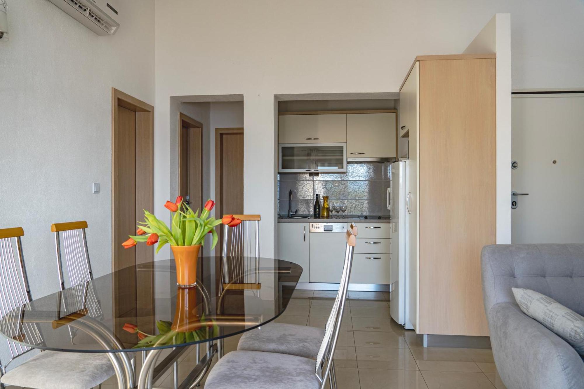 Apartments Sara & Nina Омиш Экстерьер фото