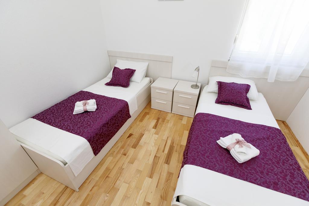 Apartments Sara & Nina Омиш Экстерьер фото