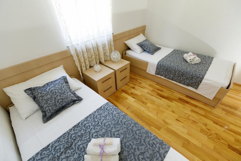 Apartments Sara & Nina Омиш Экстерьер фото